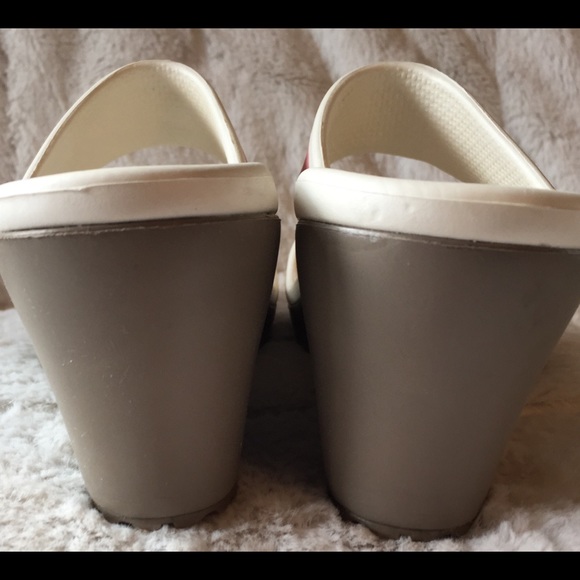 Crocs wedge heel sandals in  pink and white - Picture 6 of 8